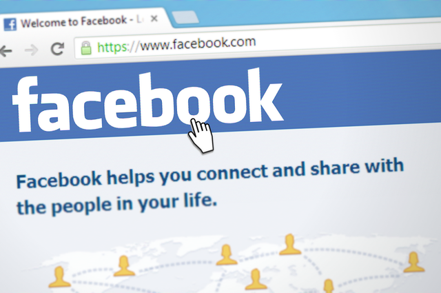 Facebook znów pod ostrzałem. Serwis udostępniał dane użytkowników i ich znajomych, nie pytając o zgodę.
